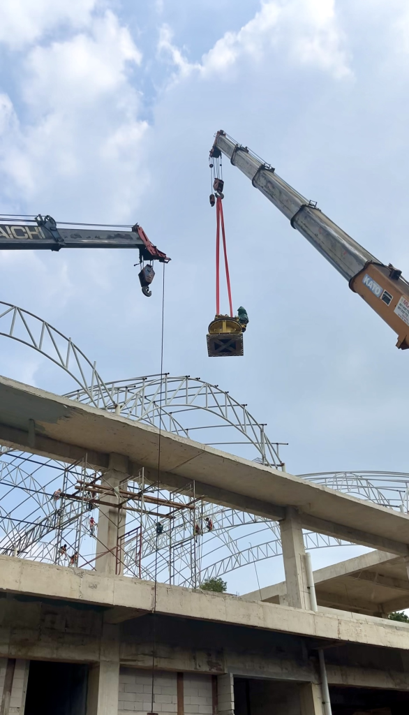 Crane 25 ton MCU angkat mesin di SPH Lippo Equestrian Pacu kuda