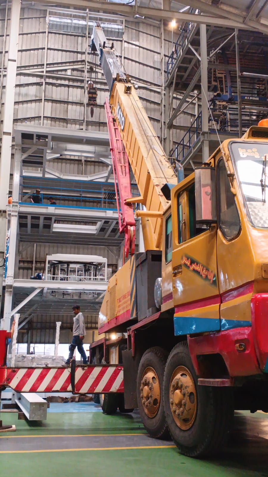 Crane 50 Ton angkat mesin dalam pabrik